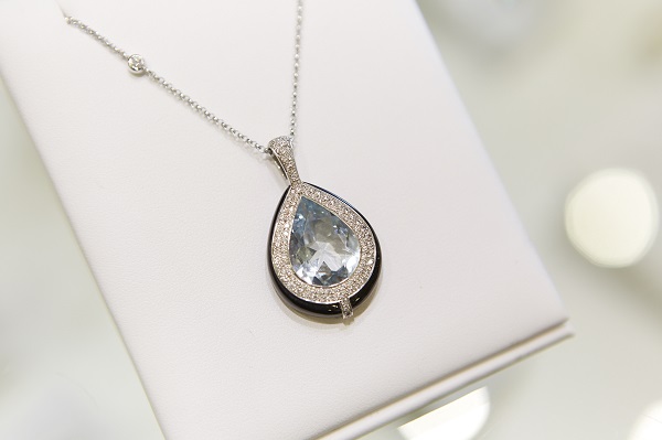 Sanders Jewellers sapphire necklace